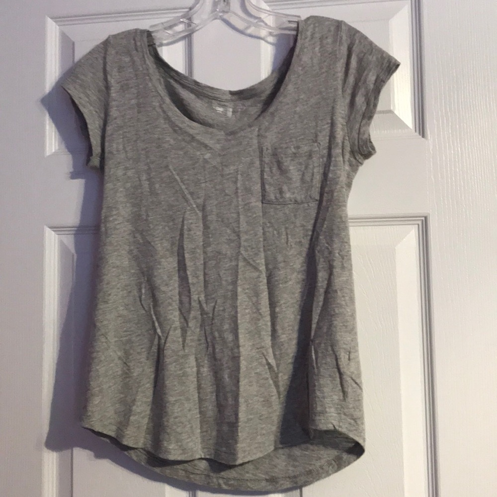 Gray Gap tee shirt